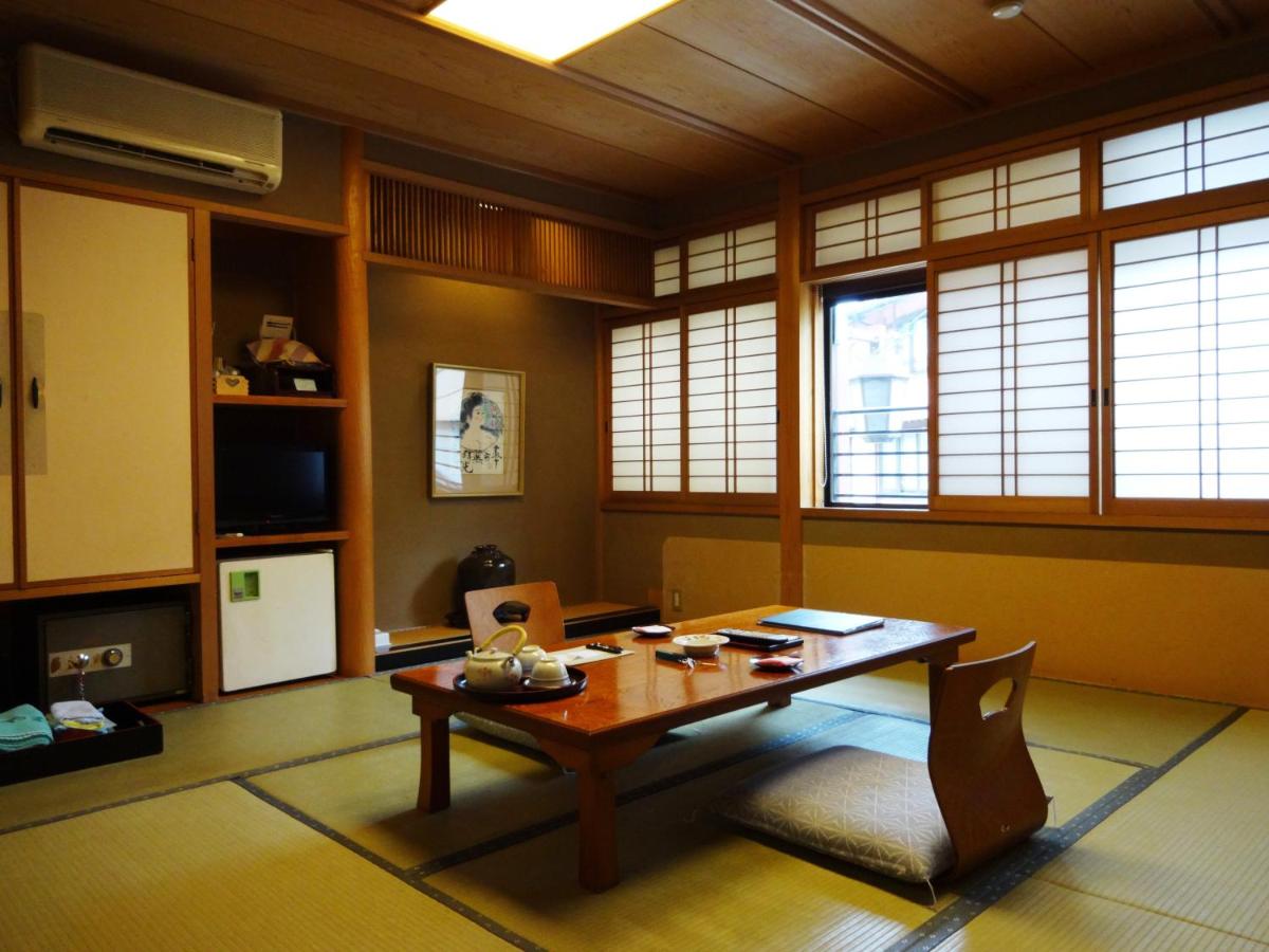 Kamer in Japanse Stijl met Gedeelde Badkamer en Eigen Toilet