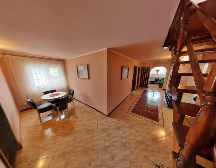 B&B Râmnicu Vâlcea - Modern 3-bedroom place in Ramnicu Valcea - Bed and Breakfast Râmnicu Vâlcea