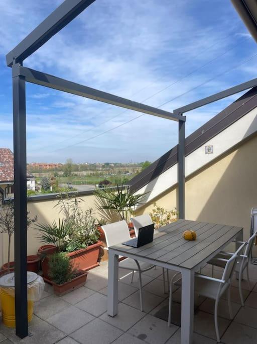 Flat with terrace close to Forum and Milanofiori Metro - B&B