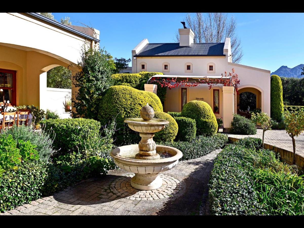 B&B Franschhoek - Petit Plaisir is a romantic self-catering cottage on the side of the village no2 - Bed and Breakfast Franschhoek