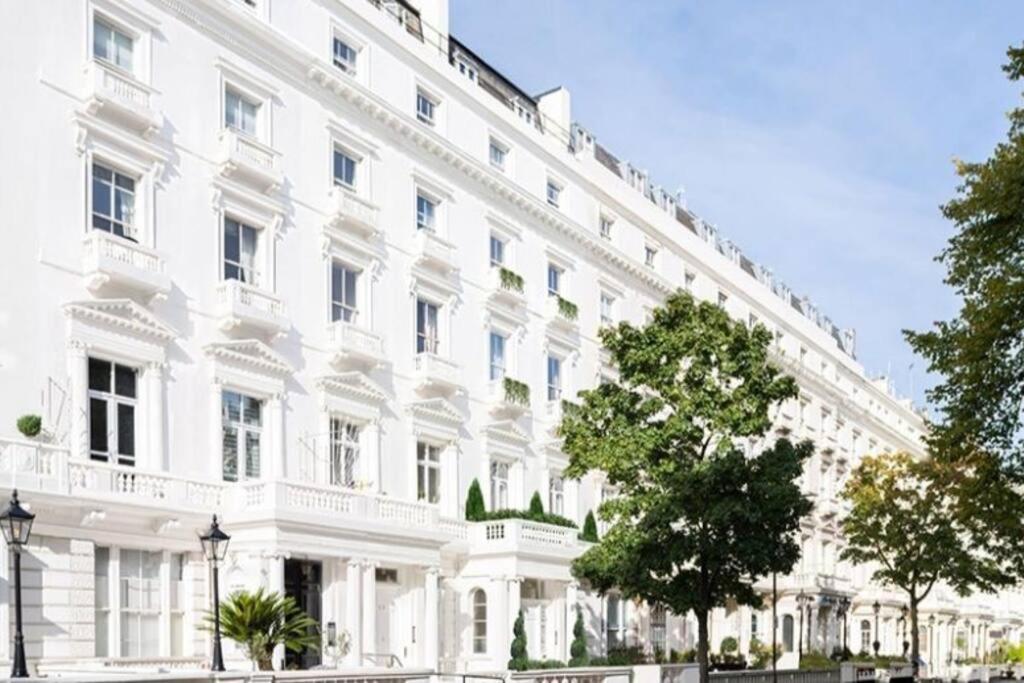 Stunning Hyde Park Home, Ground Floor Maisonette, Duplex, near Tube Metro Stations - B&B London