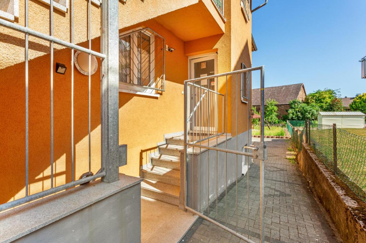 Großzügiges Apartment für 6 nahe Frankfurt, Balkon, Große Küche, Parkplatz - Chambres d'hôtes Karben