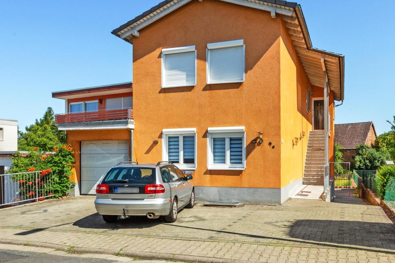 Großzügiges Apartment für 6 nahe Frankfurt, Balkon, Große Küche, Parkplatz - Chambres d'hôtes Karben