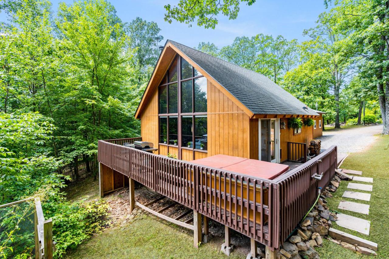 B&B Hedgesville - Quaint Cabin w Hot Tub Firepit & Deck - Bed and Breakfast Hedgesville