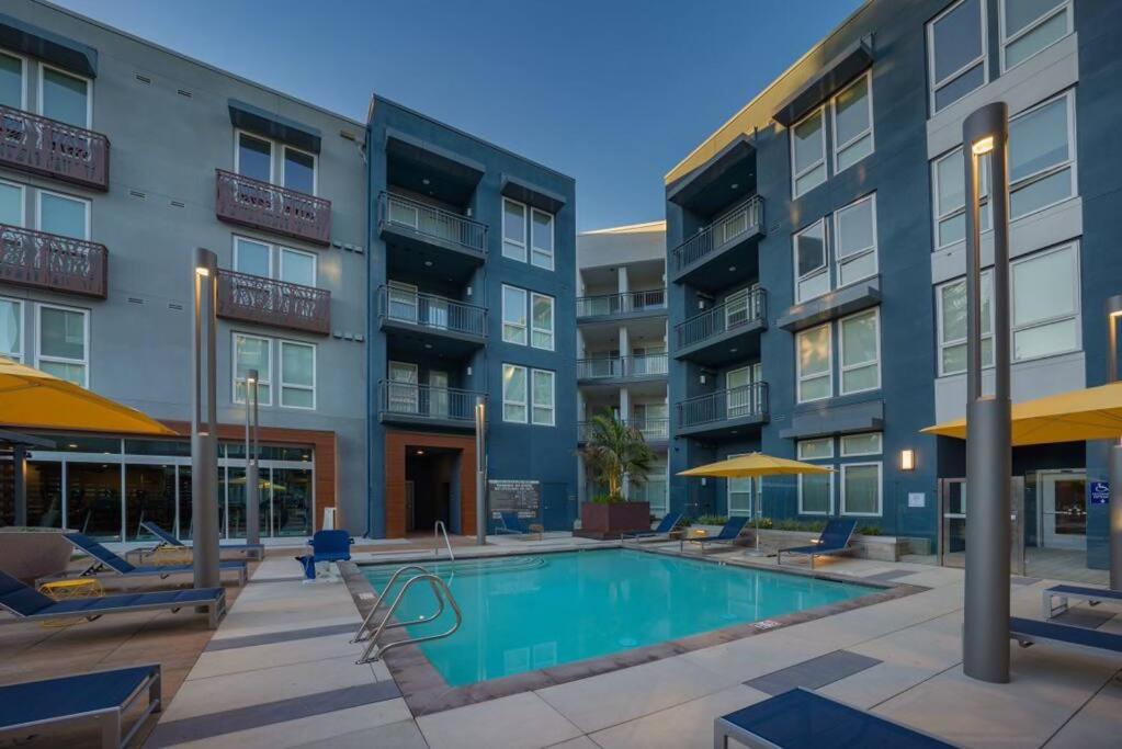 KING BED Modern 2 Bed 2 Bath Pool & Hot Tub - B&B