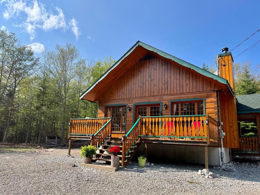 Chalet Le Crépuscule SPA, BILLARD, FOYER, SENTIERS PRIVES - Bed and Breakfast Chertsey