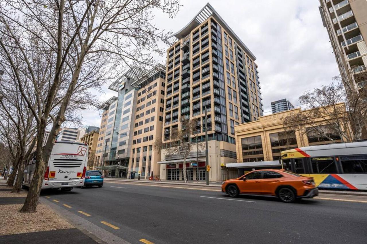 Onyx on North Tce CBD Penthouse Pool Parking - Bed and Breakfast