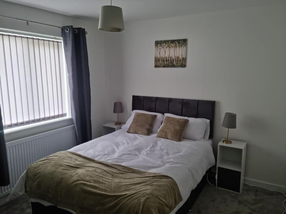 B&B Ellesmere Port - 5 bedroom house - Cheshire Oaks - Bed and Breakfast Ellesmere Port