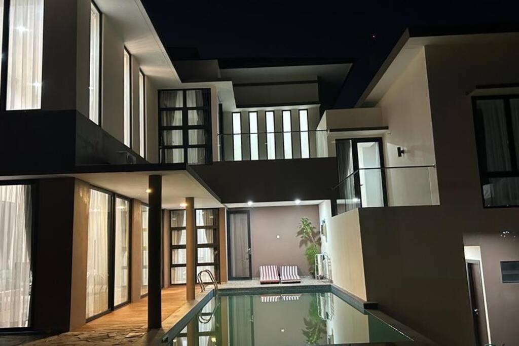 4BR Private Villa with Pool in the Heart of city - B&B