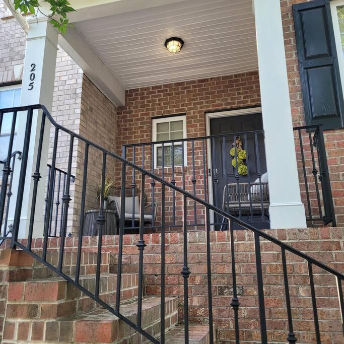 Modern & Luxurious 3 Bdrm 2.5 Bath Townhome - B&B Apex