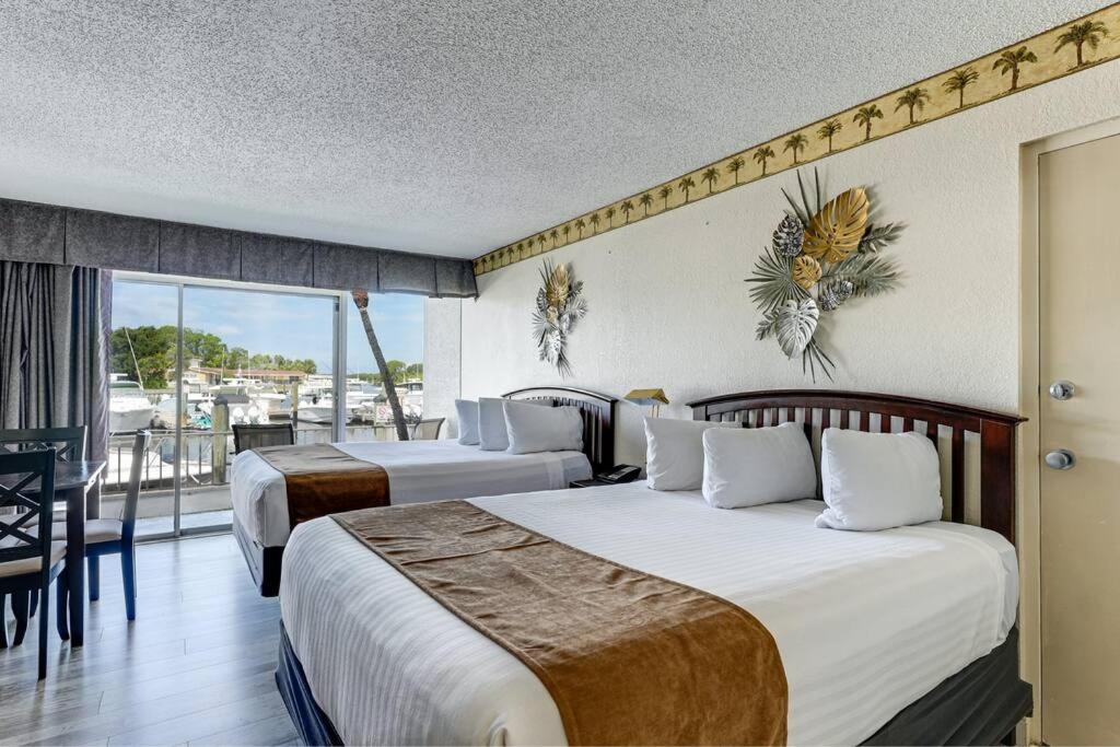 Waterfront, Pool, Tiki Bar & Grill, Gym, location! - B&B Sarasota
