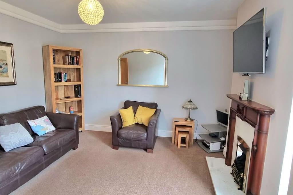 B&B Newbiggin-by-the-Sea - Bewick House Large three bedroom Sleeps upto six - Bed and Breakfast Newbiggin-by-the-Sea