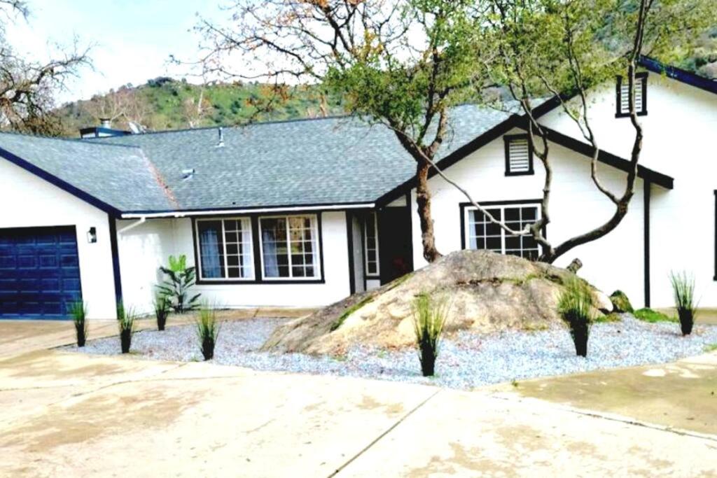 Oasis Riverfront House -10 min to Sequoia - B&B