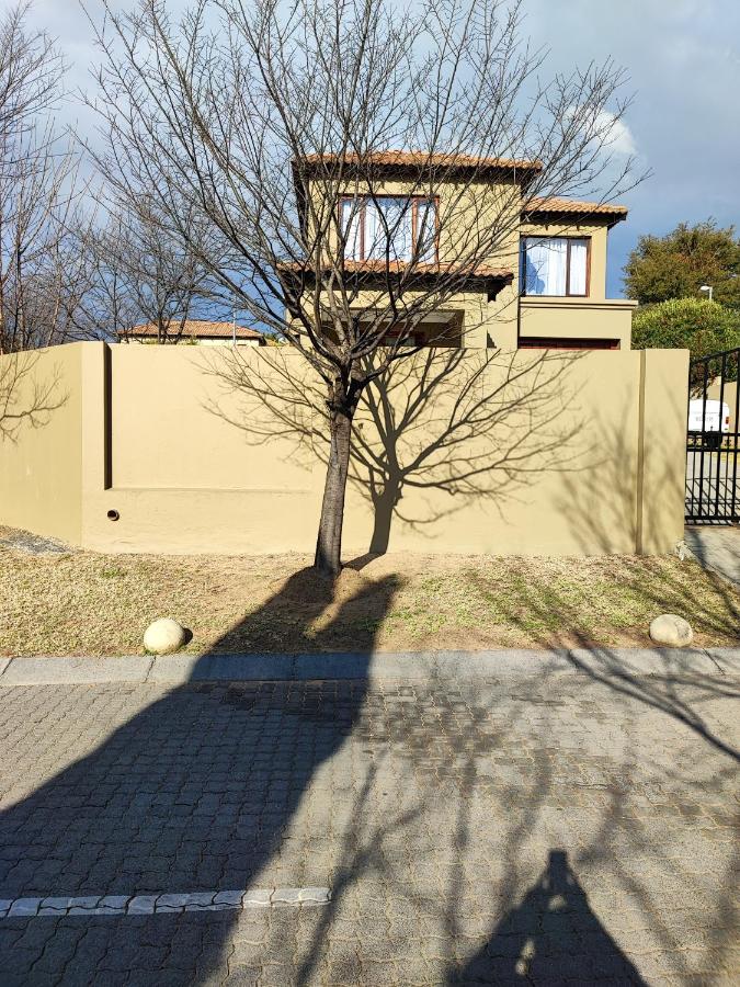 Kyalami Boulevard Estate, Kyalami Hills ext 10 Robin Road Midrand - B&B