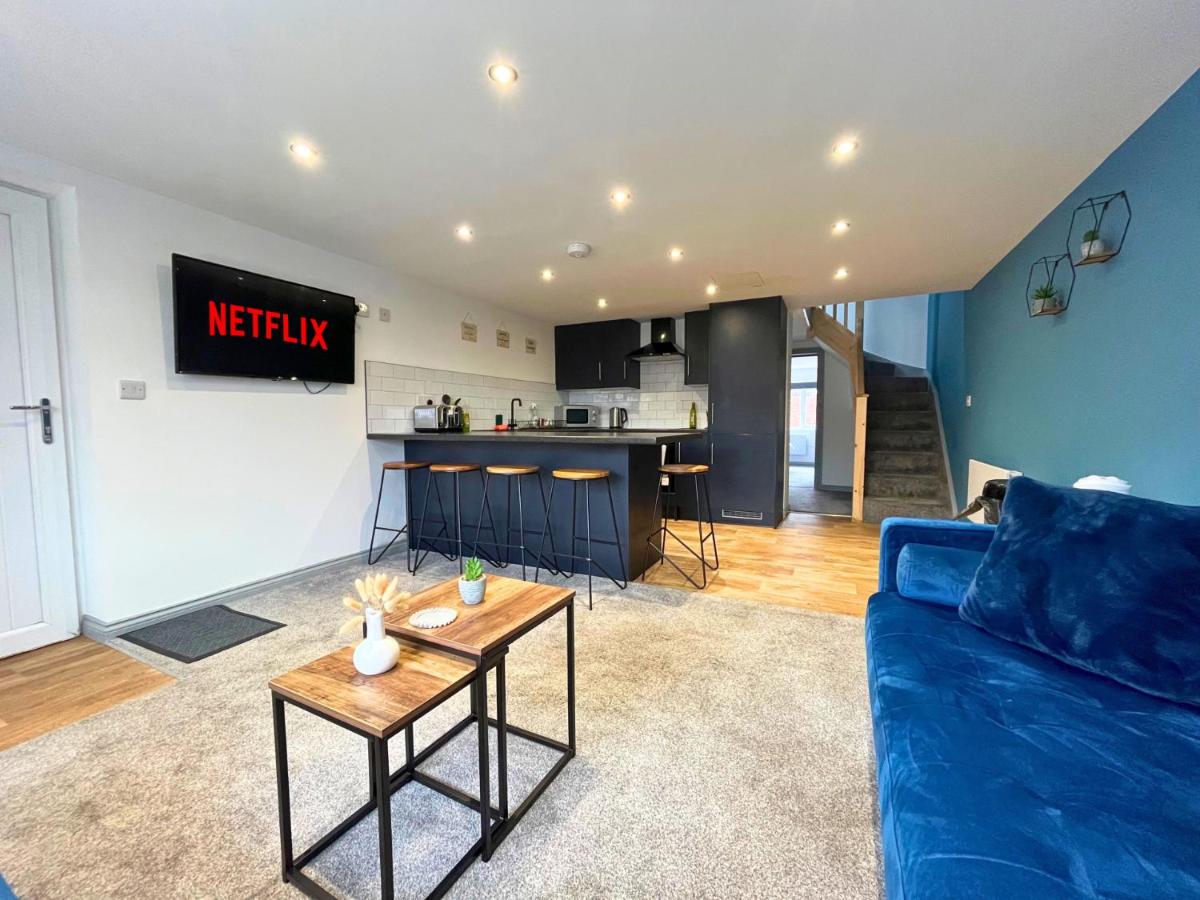 B&B Doncaster - Modern 3 Bedroom House, Sleeps 6 - Free Parking & Garden - Opposite Racecourse, Near City Centre & Hospital - Bed and Breakfast Doncaster