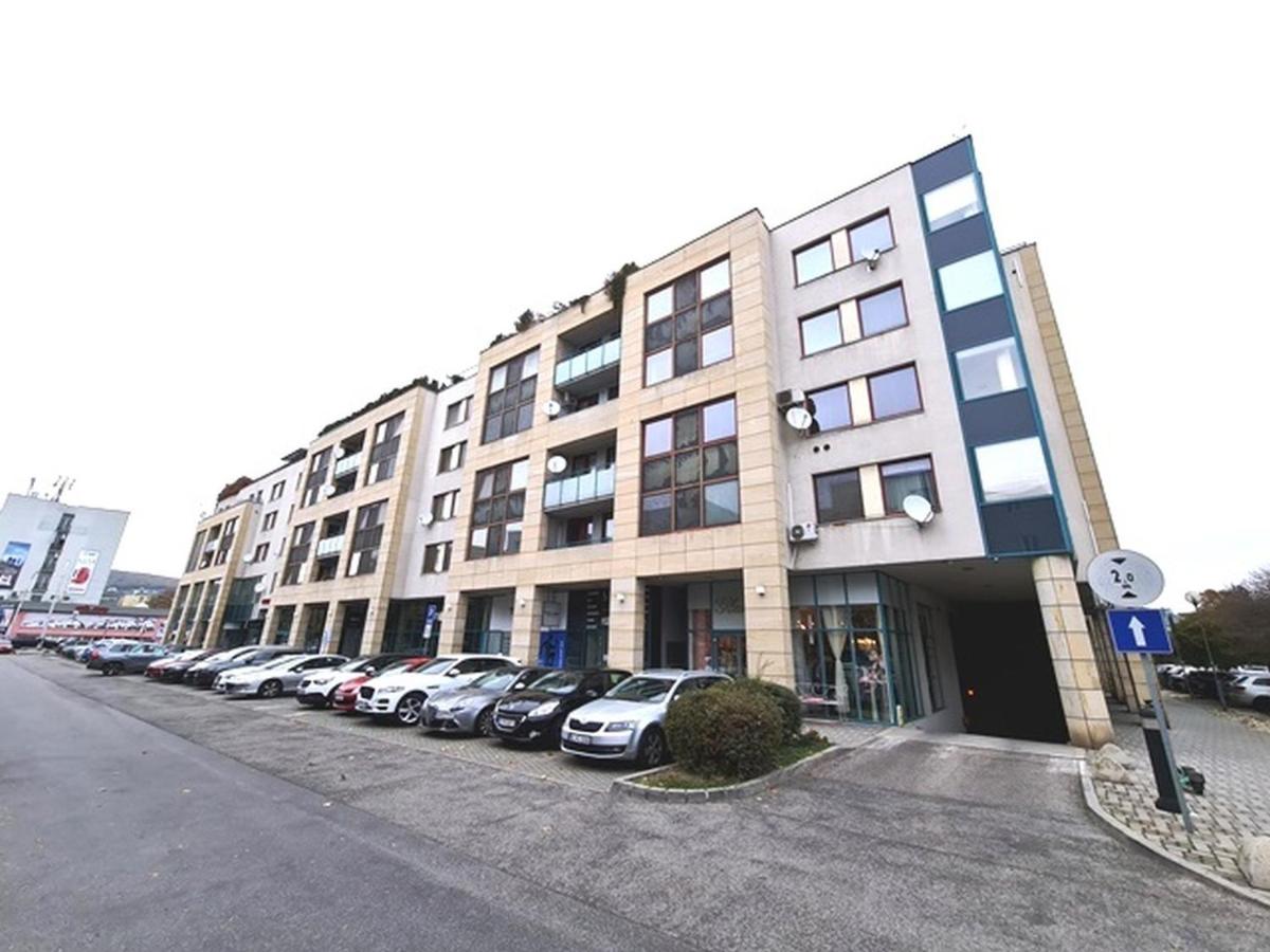 Apartment 'ACTIVE LIFE' - Hockey, Football and Basketball stadium, POLUS Shopping center - air conditioned and parking possibility - Chambres d'hôtes Bratislava