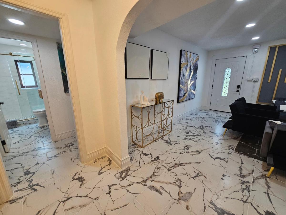 Stylish Duplex walk To Lake Eola Orlando. Sleeps 8 - Bed and Breakfast Orlando