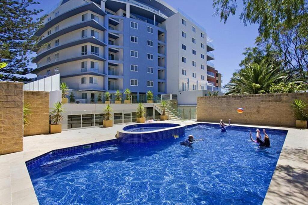 Waterview luxury hideaway, 2 min walk to all, pool - Ferienwohnung