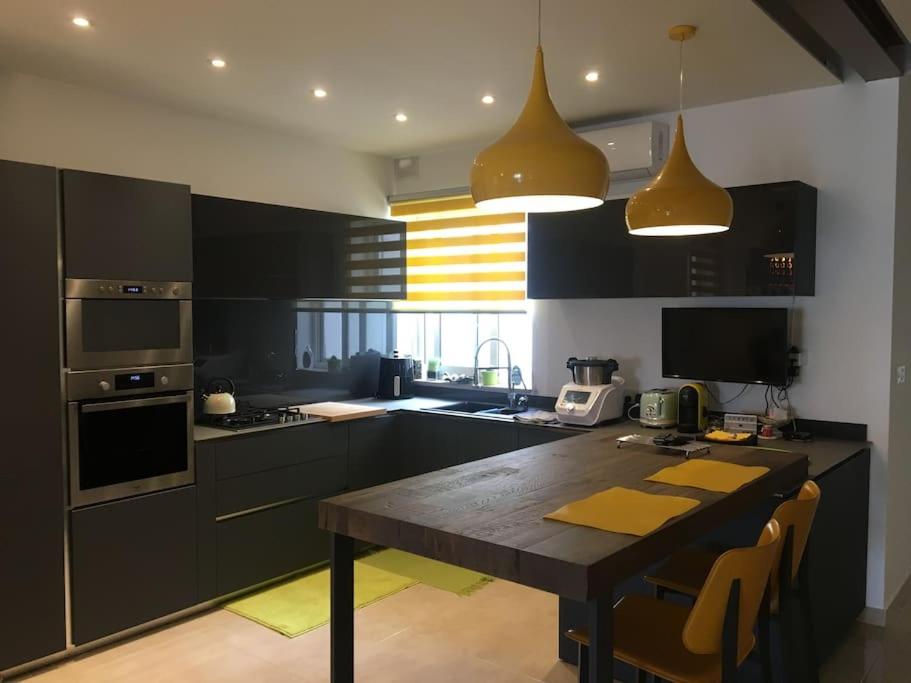Champagne Supernova Penthouse - B&B
