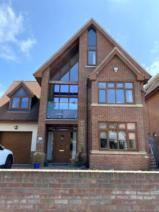 Stylish contemporary seaside holiday home with 5 bedrooms, sea view, parking and EV point - Ferienwohnung