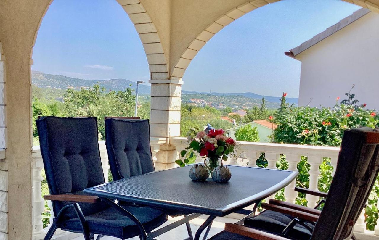 Apartment with Mountain View