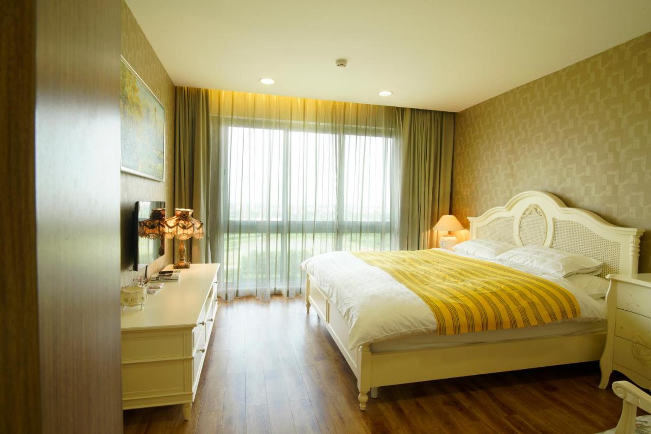 B&B Hanoi - Romantic beautiful golf course view 2 bedrooms premium apartment - Bed and Breakfast Hanoi