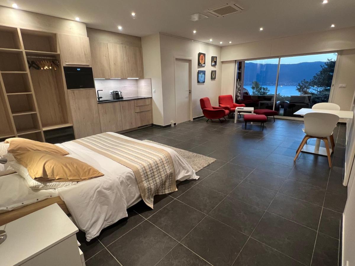 Apartment with Lake View