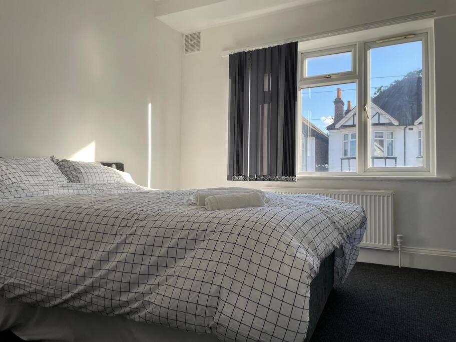 B&B Londres - 4 Bed: 5mins frm Wembley Stadium - Bed and Breakfast Londres