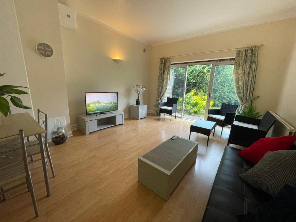 B&B Oatlands Park - Elegant Weybridge Apartment near Train Station - Bed and Breakfast Oatlands Park