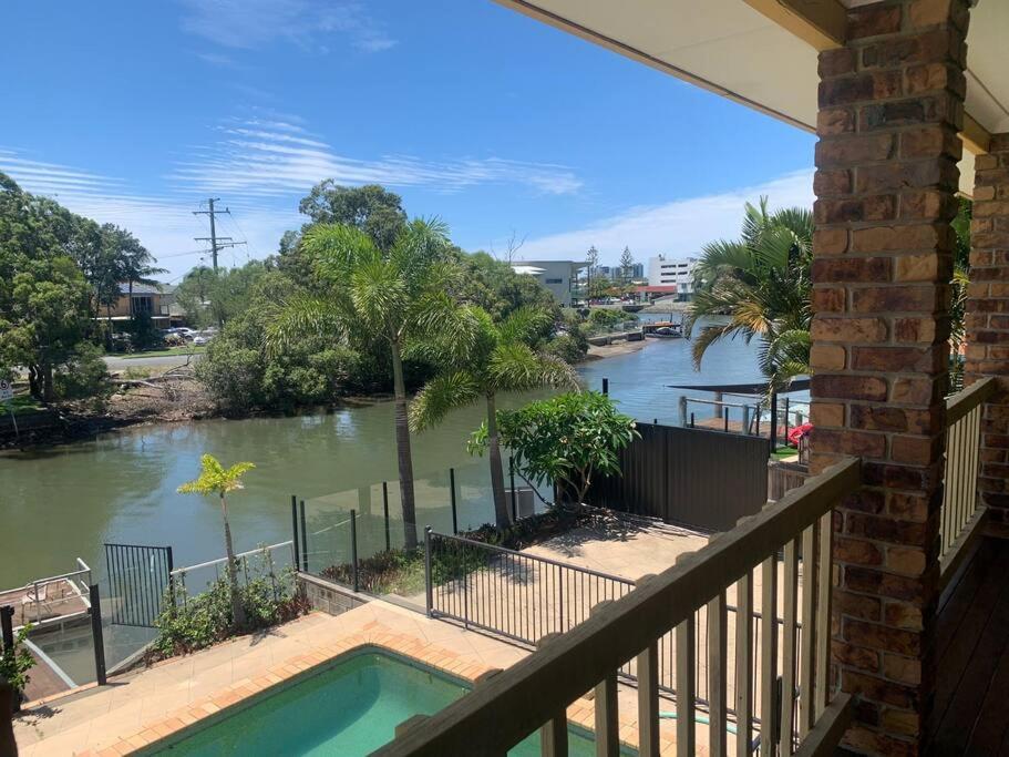 B&B Gold Coast - Waterfront Luxury 4 bed Home walking to Broadwater - Bed and Breakfast Gold Coast