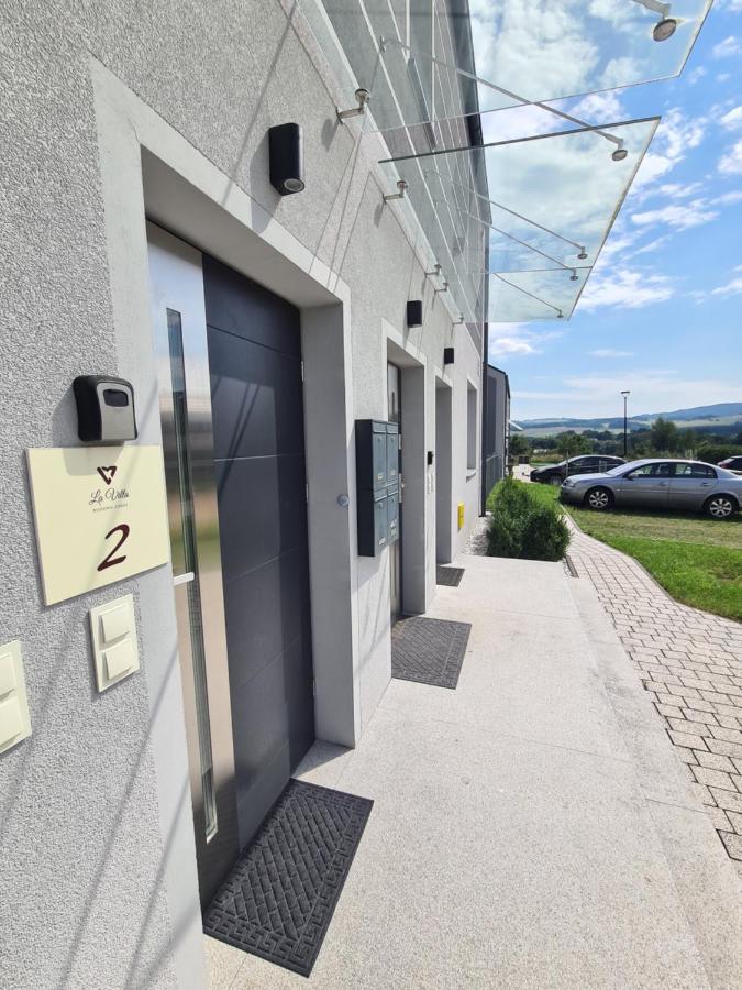 APARTAMENTY "LA VILLA" SUPERIOR II z dwoma sypialniami, salonem, balkonem, prywatnym parkingiem, blisko centrum, 60m2 - Chambres d'hôtes Kudowa-Zdrój