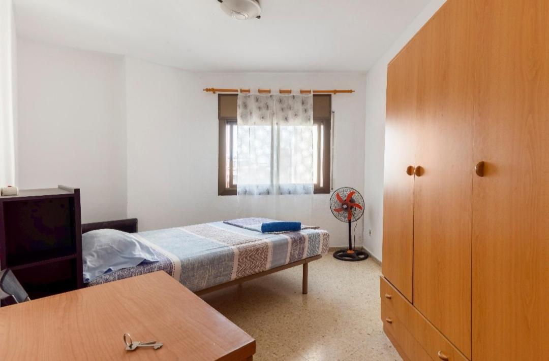 B&B Esplugues de Llobregat - Habitación grande con cama familiar - Bed and Breakfast Esplugues de Llobregat