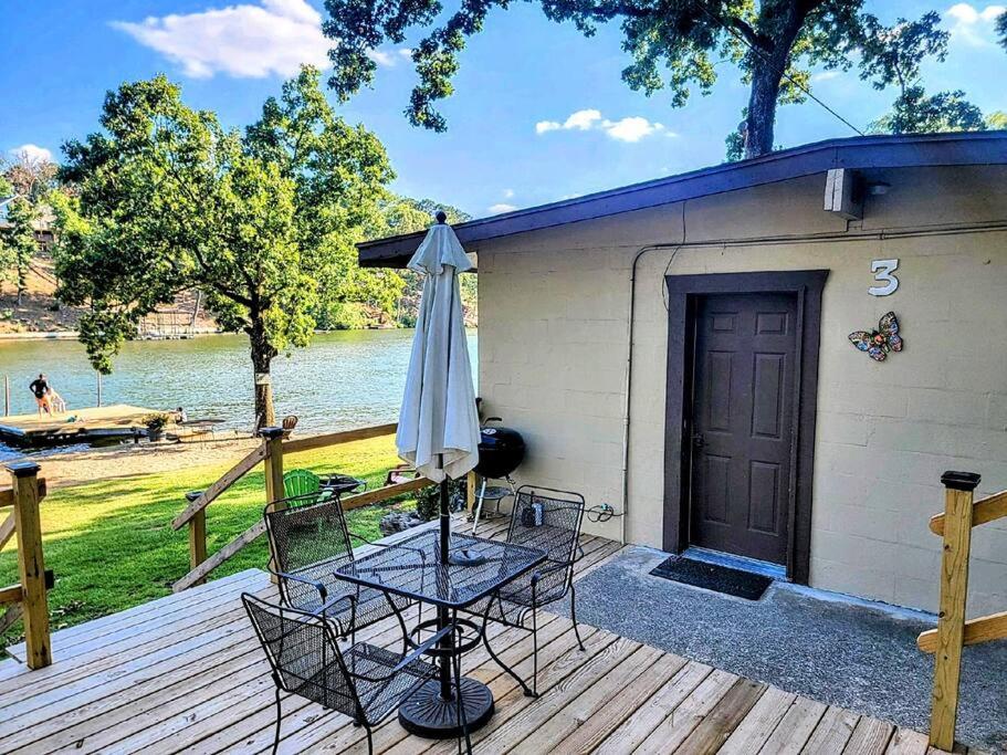 B&B Hot Springs - #03 - Fantastic Lakeside Studio Cottage- Pet Friendly - Bed and Breakfast Hot Springs