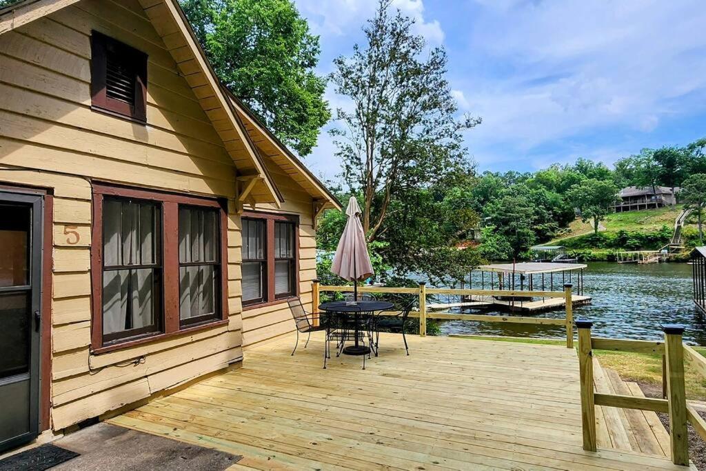 B&B Hot Springs - #05 - Lakefront Two Bedroom Cottage- Pet Friendly - Bed and Breakfast Hot Springs