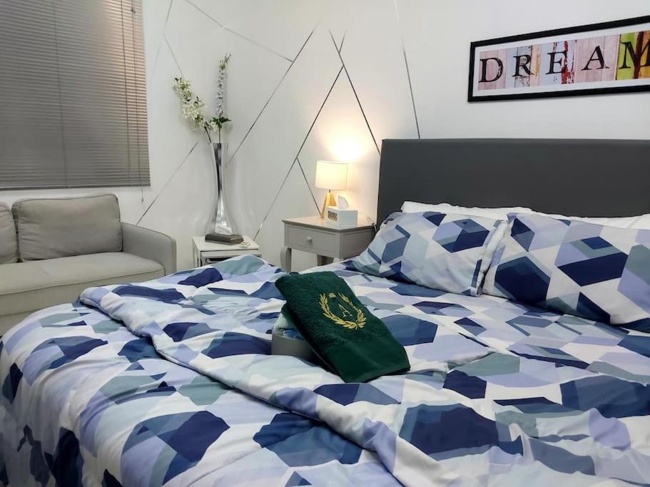 B&B Sharjah city - Private Bedroom in a Home With Park View - Bed and Breakfast Sharjah city