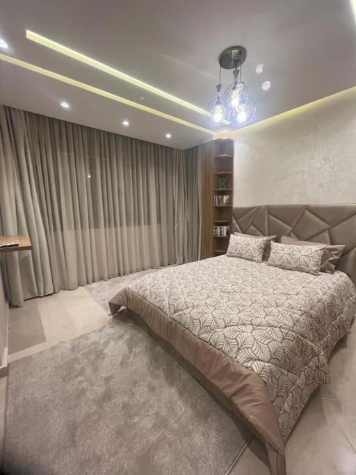 fibre optique, propre, calme, équipé, caméras de surveillance, climatisations réversibles pour chauffer, télévisions, parking, parc, agadir, 7 personnes, accès à pieds aux magasins, cafés et restaurants - B&B Agadir