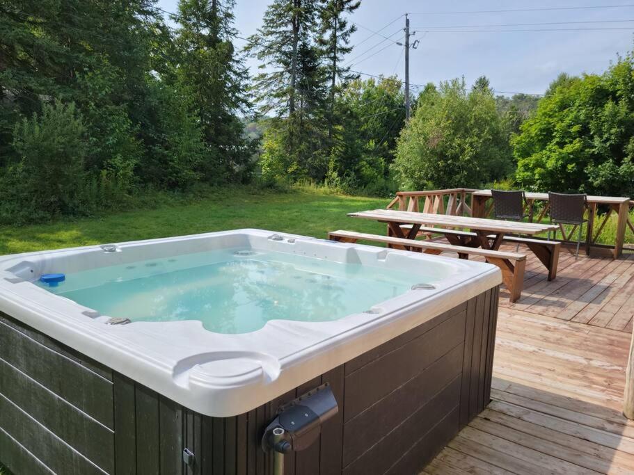 Chalet du lac avec SPA privé, wifi, BBQ et SUP - B&B