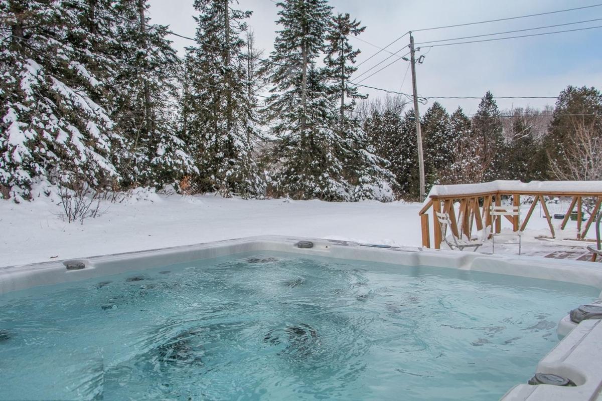 Chalet du lac avec SPA privé, wifi, BBQ et SUP - B&B Saint-Adolphe-d'Howard