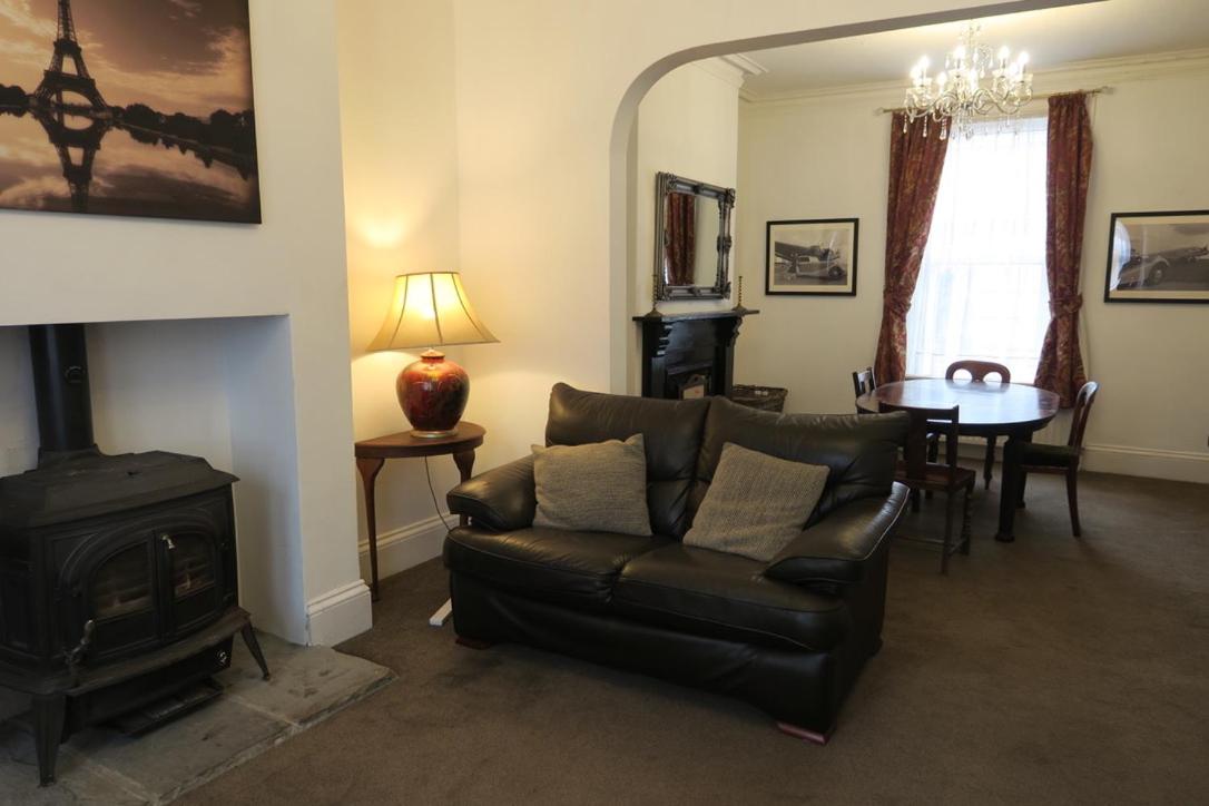 B&B Redcar - QS Large 5 bedroom Terrace House - Bed and Breakfast Redcar