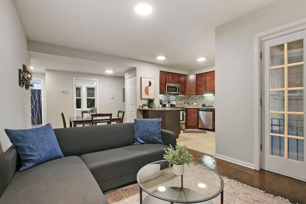 Modern & Furnished 2BR Apt with In-unit Laundry - Sunnyside 2E - Ferienwohnung
