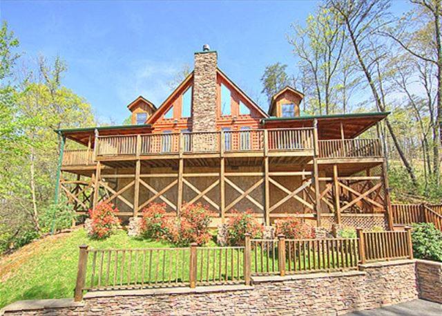 Bear Hug Cabin Gatlinburg Convenient to Everything! - B&B Gatlinburg