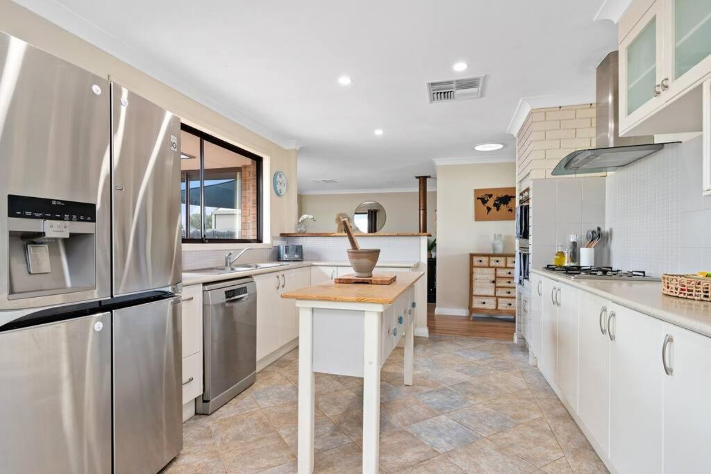 Jarvis Place Spacious 3BR house with a cosy log fire & luxury spa bath - B&B Kalgoorlie
