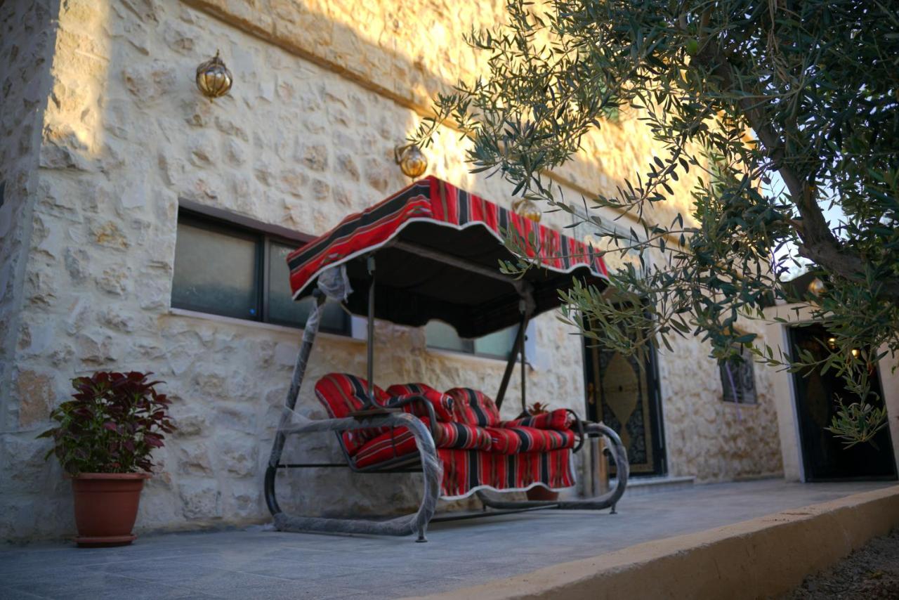 Tweepersoonskamer met 2 Aparte Bedden en Eigen Badkamer