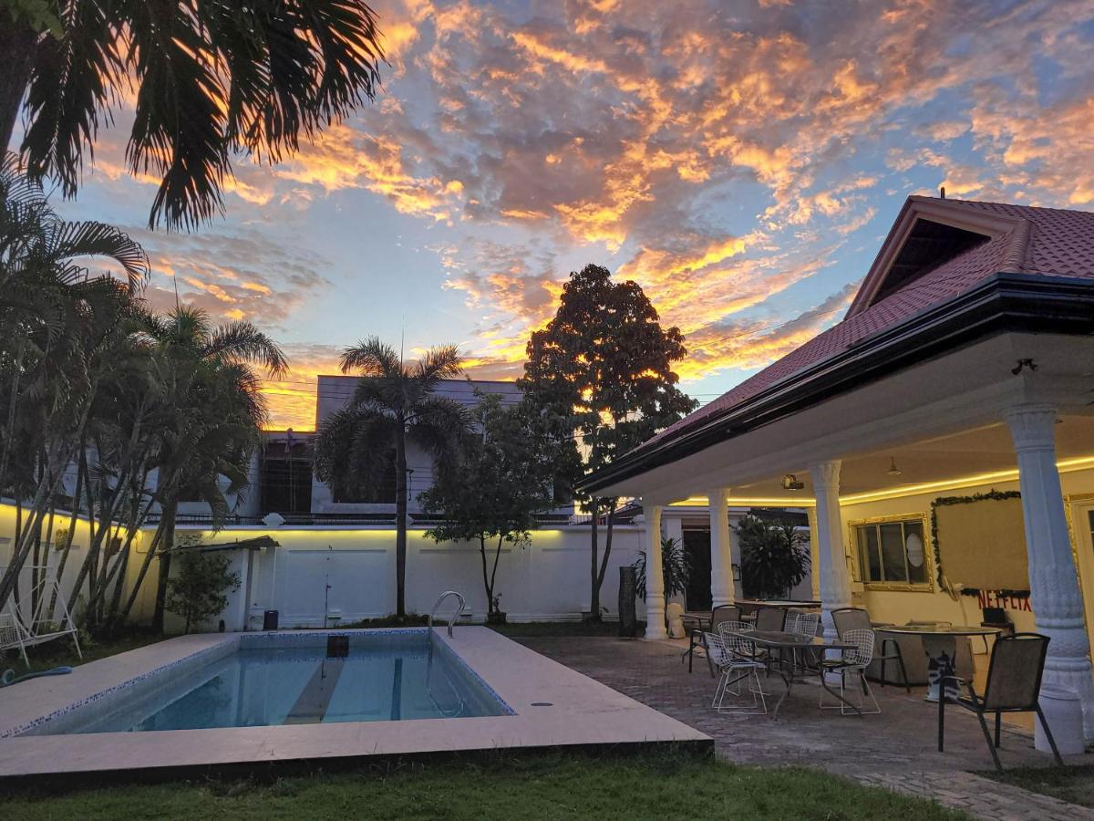 Book 1 take 2 villas - Jay's villa 1 Timog - B&B Angeles City