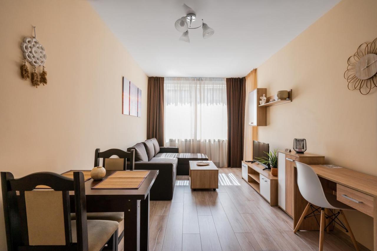 B&B Sofia - Nomad Haven: 1BD Flat with Balcony & Desk - Bed and Breakfast Sofia