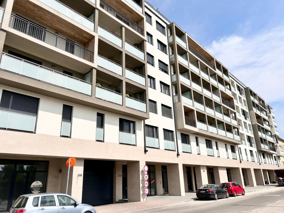 New 2022 Family&Friends Downtown AC 3BR 2BA FREE PARKING big Balcony near Metro&Train Station SELF CHECK-IN Apt - Chambres d'hôtes Budapest