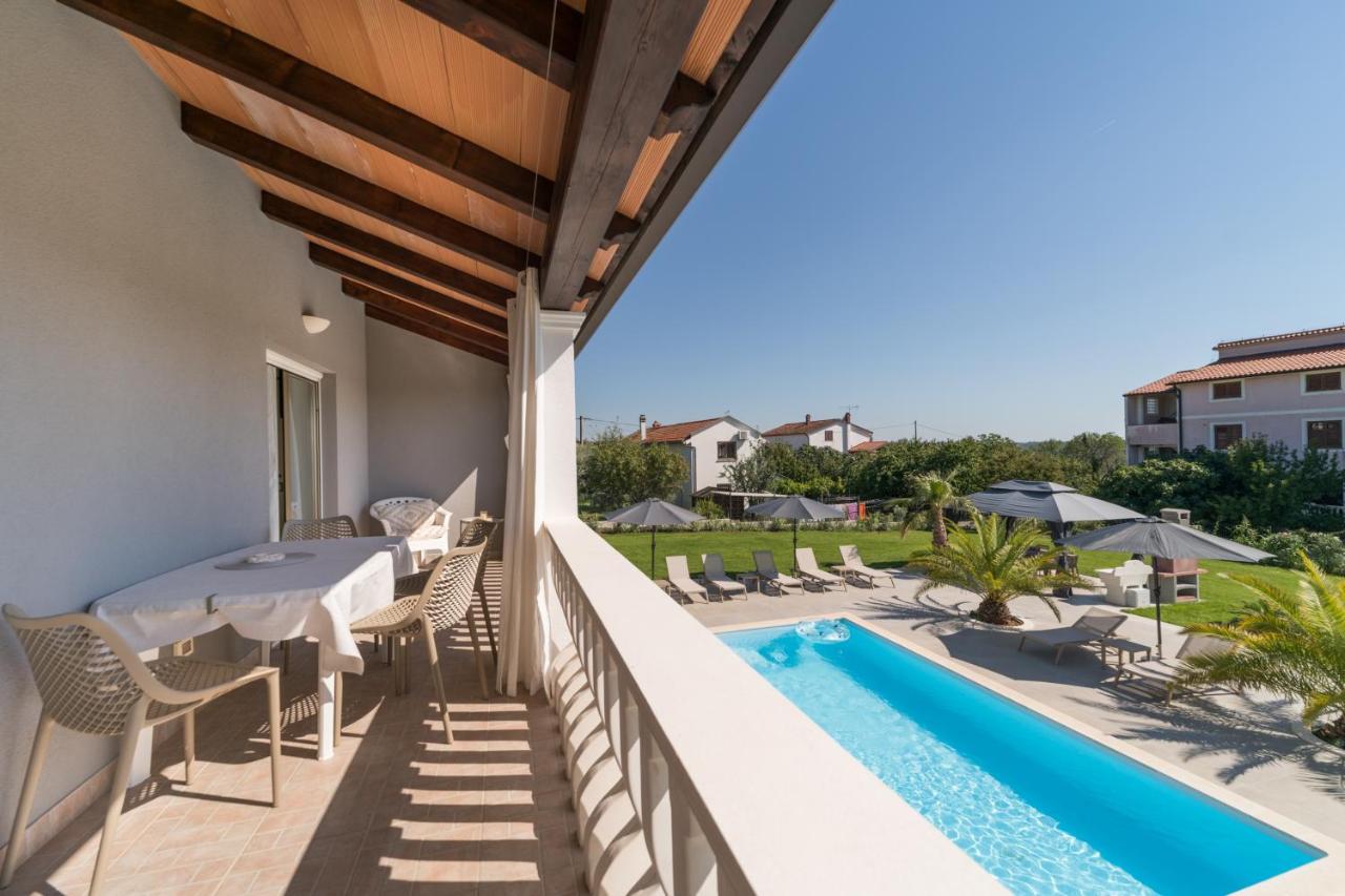 B&B Vilanija - Villa Esea: Poolside Paradise & Relaxing Retreats - Bed and Breakfast Vilanija