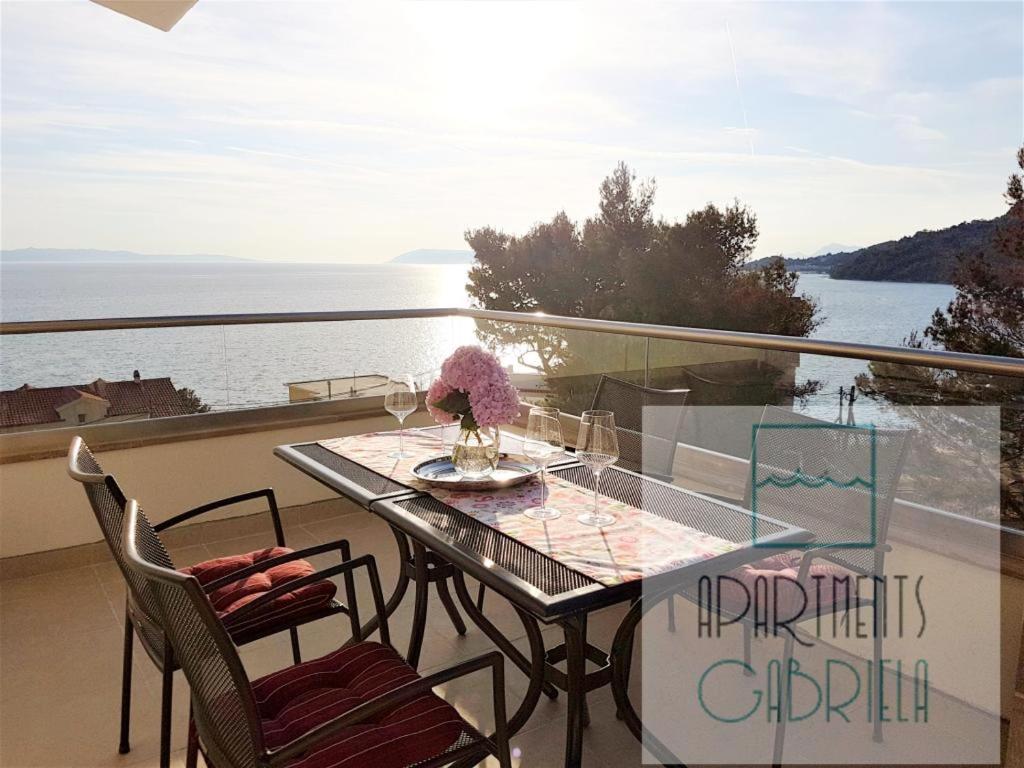 Apartamento de 2 dormitorios con balcón y vistas al mar