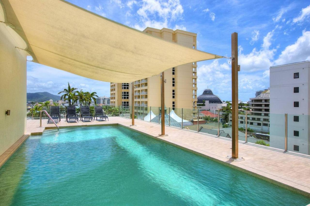 B&B Cairns - Modern Rooftop Pool Retreat in Centre of Town - Bed and Breakfast Cairns