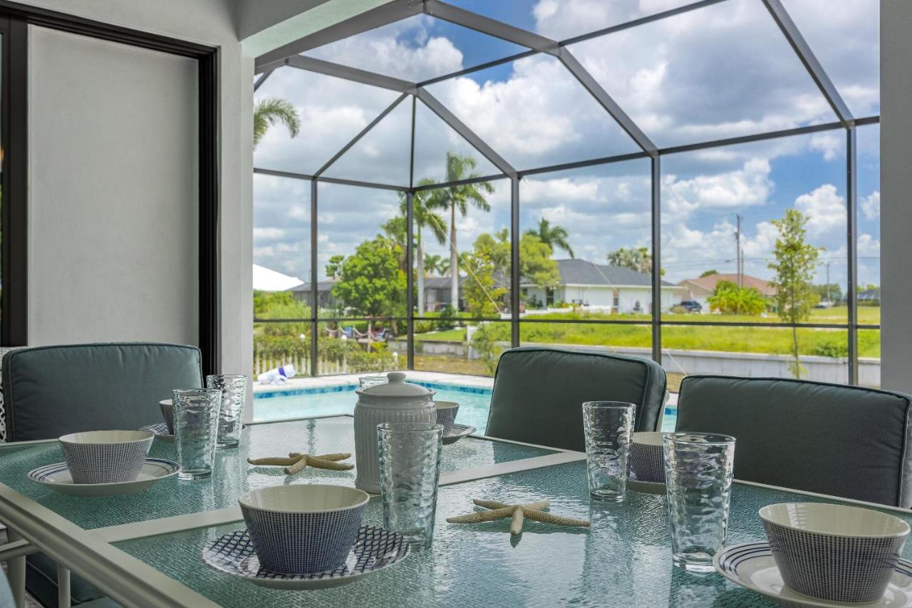Pool overlooking canal, Outdoor Grilling station - Villa Sand Dollar Siesta - Bed and Breakfast Cape Coral